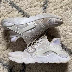 White Nike Air Huaraches